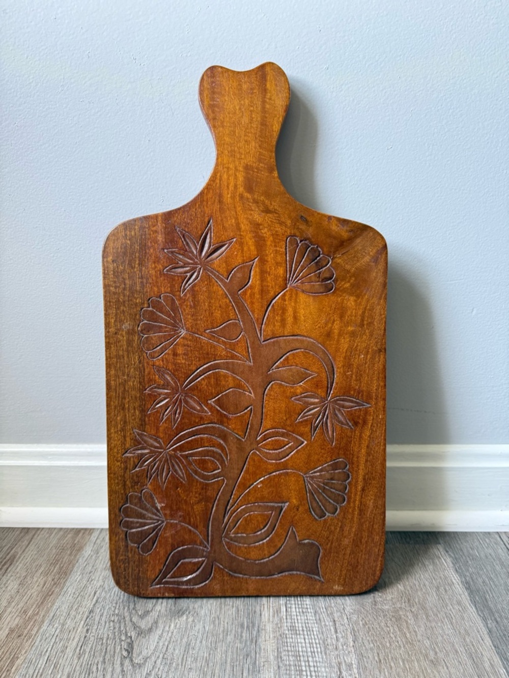 Vtg Wooden Charcuterie Cutting Board Floral Carved Handle Brown Retro Cottage